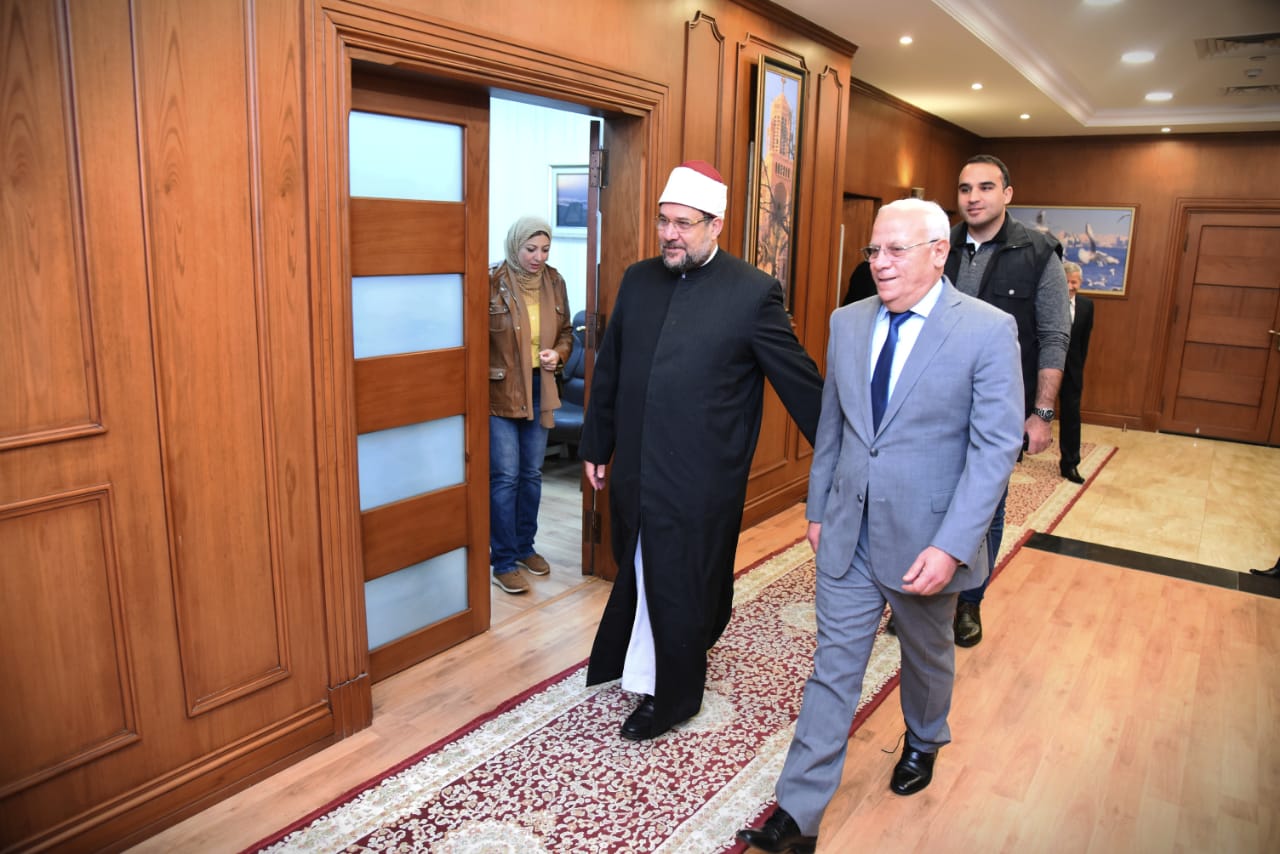 محافظ بورسعيد يستقبل وزير الأوقافقبل صلاة الجمعة بمسجد السلام  (4)